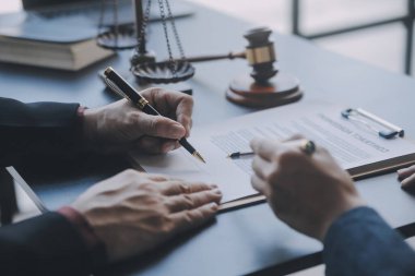 İşletme ve avukatlar ofiste yüksek rütbeli avukatlarla sözleşme belgelerini tartışıyorlar. Hukuk, hukuk hizmetleri, danışmanlık, adalet ve hukuk konsepti film tahıl etkisi ile resim