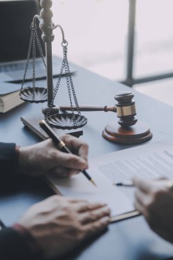 İşletme ve avukatlar ofiste yüksek rütbeli avukatlarla sözleşme belgelerini tartışıyorlar. Hukuk, hukuk hizmetleri, danışmanlık, adalet ve hukuk konsepti film tahıl etkisi ile resim
