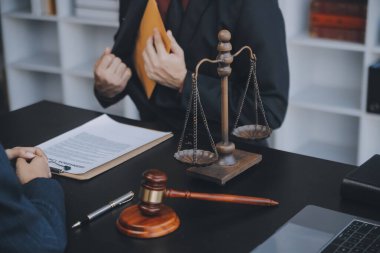 İşletme ve avukatlar ofiste yüksek rütbeli avukatlarla sözleşme belgelerini tartışıyorlar. Hukuk, hukuk hizmetleri, danışmanlık, adalet ve hukuk konsepti film tahıl etkisi ile resim