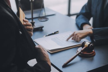 İşletme ve avukatlar ofiste yüksek rütbeli avukatlarla sözleşme belgelerini tartışıyorlar. Hukuk, hukuk hizmetleri, danışmanlık, adalet ve hukuk konsepti film tahıl etkisi ile resim