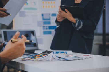 ux geliştiricisi ve ui tasarımcısı modern ofisteki mobil uygulama arayüzü kablo tasarımı hakkında geliştirilmiş gerçeklik beyin fırtınası kullanın. Yaratıcı dijital geliştirme ajansı