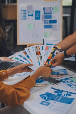 ux geliştiricisi ve ui tasarımcısı modern ofisteki mobil uygulama arayüzü kablo tasarımı hakkında geliştirilmiş gerçeklik beyin fırtınası kullanın. Yaratıcı dijital geliştirme ajansı