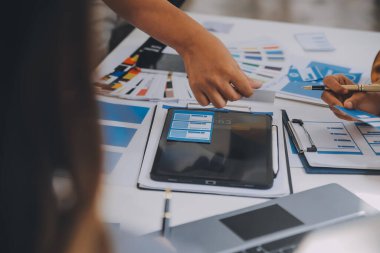 ux geliştiricisi ve ui tasarımcısı modern ofisteki mobil uygulama arayüzü kablo tasarımı hakkında geliştirilmiş gerçeklik beyin fırtınası kullanın. Yaratıcı dijital geliştirme ajansı