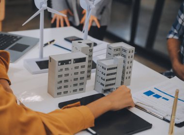 Elektrik mühendisi ve iş adamı binanın çatısındaki yeni güneş pili panelini tartışıyorlar. Alternatif enerji kavramı.