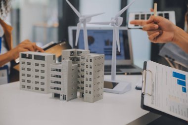 Elektrik mühendisi ve iş adamı binanın çatısındaki yeni güneş pili panelini tartışıyorlar. Alternatif enerji kavramı.