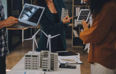 Elektrik mühendisi ve iş adamı binanın çatısındaki yeni güneş pili panelini tartışıyorlar. Alternatif enerji kavramı.