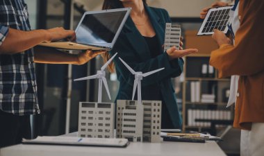 Elektrik mühendisi ve iş adamı binanın çatısındaki yeni güneş pili panelini tartışıyorlar. Alternatif enerji kavramı.