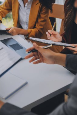 Genç Asyalı iş adamlarından oluşan bir grup. Yaratıcı iş adamı. Başarılı bir iş ortağı olmaktan mutluluk duyarlar..