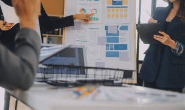 ux geliştiricisi ve ui tasarımcısı modern ofisteki mobil uygulama arayüzü kablo tasarımı hakkında geliştirilmiş gerçeklik beyin fırtınası kullanın. Yaratıcı dijital geliştirme ajansı