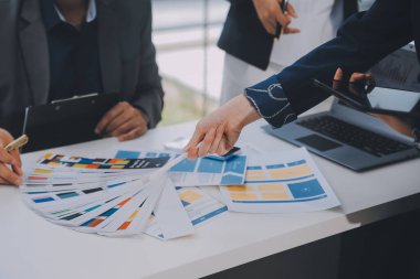 ux geliştiricisi ve ui tasarımcısı modern ofisteki mobil uygulama arayüzü kablo tasarımı hakkında geliştirilmiş gerçeklik beyin fırtınası kullanın. Yaratıcı dijital geliştirme ajansı