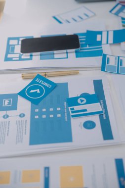 ux geliştiricisi ve ui tasarımcısı modern ofisteki mobil uygulama arayüzü kablo tasarımı hakkında geliştirilmiş gerçeklik beyin fırtınası kullanın. Yaratıcı dijital geliştirme ajansı