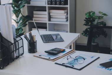 Finansal analistler, şirketlerin başarılı takım çalışmalarının sonuçlarını gösteren bir toplantıda bir dijital tablet planlama yatırım projesinin ticari mali raporlarını analiz ediyorlar..