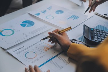 Finansal analistler, şirketlerin başarılı takım çalışmalarının sonuçlarını gösteren bir toplantıda bir dijital tablet planlama yatırım projesinin ticari mali raporlarını analiz ediyorlar..