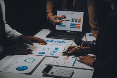 Finansal analistler, şirketlerin başarılı takım çalışmalarının sonuçlarını gösteren bir toplantıda bir dijital tablet planlama yatırım projesinin ticari mali raporlarını analiz ediyorlar..