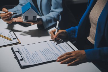 Emlakçı ve müşteri ev, sigorta ya da emlak satın almak için sözleşme imzalarlar. Ev kiralarlar, sigorta yaptırırlar, emlak veya emlak kredisi alırlar..