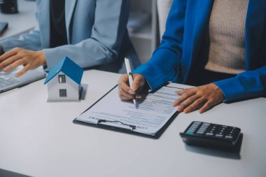 Emlakçı ve müşteri ev, sigorta ya da emlak satın almak için sözleşme imzalarlar. Ev kiralarlar, sigorta yaptırırlar, emlak veya emlak kredisi alırlar..