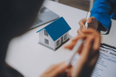 Emlakçı ve müşteri ev, sigorta ya da emlak satın almak için sözleşme imzalarlar. Ev kiralarlar, sigorta yaptırırlar, emlak veya emlak kredisi alırlar..