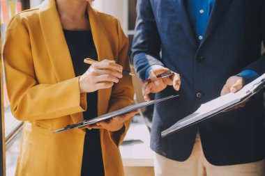 Modern dizüstü bilgisayarla gelir tabloları ve grafiklerini analiz eden iş ekibini kapatın. İş analizi ve strateji kavramı.