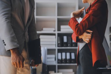 İş birleşme ve satın alma, başarılı müzakere, tokalaşma, ortaklık ve iş anlaşması konseptine ortak olmak için iki iş adamı el sıkışması.