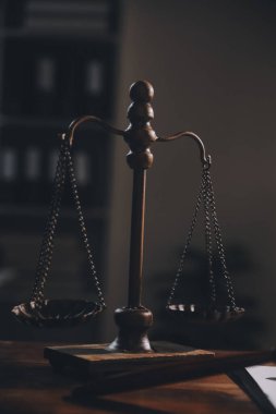 Yargıç çekici, adalet terazisi, hukuk kitabı, dizüstü bilgisayar ve hukuk ve adalet kavramına sahip sözleşme belgeleri..