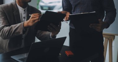 Denetim konsepti, Yönetici iş adamı mali müfettiş ve sekreter hesaplama dengesi raporları hazırlıyorlar. İç Gelir Servisi kontrol belgesi.