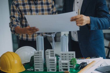 Modellik ve planlama alanında ortaklık ve mühendislik araçlarıyla çalışmak üzere proje için mühendis veya mimar toplantısının inşaat ve yapı konsepti, her iki şirket için de sözleşme.