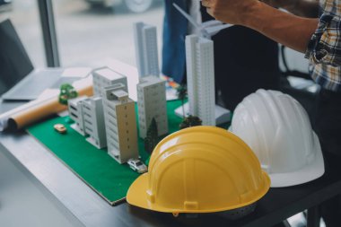 Modellik ve planlama alanında ortaklık ve mühendislik araçlarıyla çalışmak üzere proje için mühendis veya mimar toplantısının inşaat ve yapı konsepti, her iki şirket için de sözleşme.