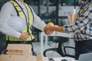 Modellik ve planlama alanında ortaklık ve mühendislik araçlarıyla çalışmak üzere proje için mühendis veya mimar toplantısının inşaat ve yapı konsepti, her iki şirket için de sözleşme.