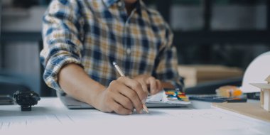 Modellik ve planlama alanında ortaklık ve mühendislik araçlarıyla çalışmak üzere proje için mühendis veya mimar toplantısının inşaat ve yapı konsepti, her iki şirket için de sözleşme.