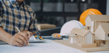 Modellik ve planlama alanında ortaklık ve mühendislik araçlarıyla çalışmak üzere proje için mühendis veya mimar toplantısının inşaat ve yapı konsepti, her iki şirket için de sözleşme.
