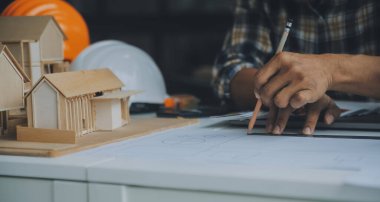 Modellik ve planlama alanında ortaklık ve mühendislik araçlarıyla çalışmak üzere proje için mühendis veya mimar toplantısının inşaat ve yapı konsepti, her iki şirket için de sözleşme.