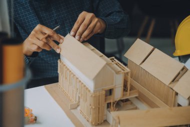 Modellik ve planlama alanında ortaklık ve mühendislik araçlarıyla çalışmak üzere proje için mühendis veya mimar toplantısının inşaat ve yapı konsepti, her iki şirket için de sözleşme.