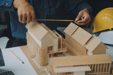 Modellik ve planlama alanında ortaklık ve mühendislik araçlarıyla çalışmak üzere proje için mühendis veya mimar toplantısının inşaat ve yapı konsepti, her iki şirket için de sözleşme.