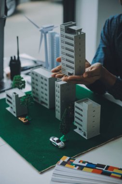 Modellik ve planlama alanında ortaklık ve mühendislik araçlarıyla çalışmak üzere proje için mühendis veya mimar toplantısının inşaat ve yapı konsepti, her iki şirket için de sözleşme.