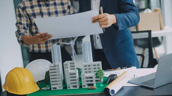 Modellik ve planlama alanında ortaklık ve mühendislik araçlarıyla çalışmak üzere proje için mühendis veya mimar toplantısının inşaat ve yapı konsepti, her iki şirket için de sözleşme.