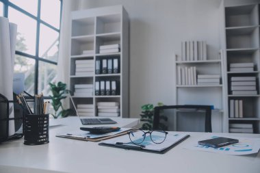Finansal analistler, şirketlerin başarılı takım çalışmalarının sonuçlarını gösteren bir toplantıda bir dijital tablet planlama yatırım projesinin ticari mali raporlarını analiz ediyorlar..