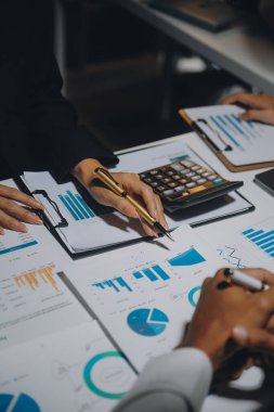 Finansal analistler, şirketlerin başarılı takım çalışmalarının sonuçlarını gösteren bir toplantıda bir dijital tablet planlama yatırım projesinin ticari mali raporlarını analiz ediyorlar..