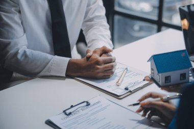 Emlakçı ve müşteri ev, sigorta ya da emlak satın almak için sözleşme imzalarlar. Ev kiralarlar, sigorta yaptırırlar, emlak veya emlak kredisi alırlar..