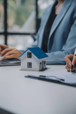 Emlakçı ve müşteri ev, sigorta ya da emlak satın almak için sözleşme imzalarlar. Ev kiralarlar, sigorta yaptırırlar, emlak veya emlak kredisi alırlar..