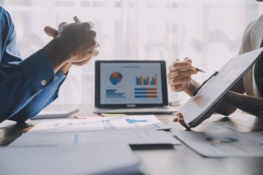 Modern dizüstü bilgisayarla gelir tabloları ve grafiklerini analiz eden iş ekibini kapatın. İş analizi ve strateji kavramı.