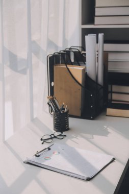Modern dizüstü bilgisayarla gelir tabloları ve grafiklerini analiz eden iş ekibini kapatın. İş analizi ve strateji kavramı.