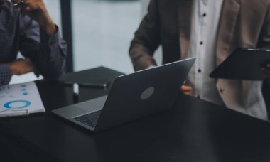 Denetim konsepti, Yönetici iş adamı mali müfettiş ve sekreter hesaplama dengesi raporları hazırlıyorlar. İç Gelir Servisi kontrol belgesi.