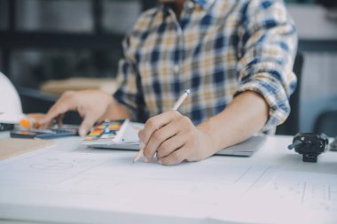 Modellik ve planlama alanında ortaklık ve mühendislik araçlarıyla çalışmak üzere proje için mühendis veya mimar toplantısının inşaat ve yapı konsepti, her iki şirket için de sözleşme.