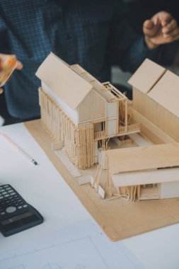 Modellik ve planlama alanında ortaklık ve mühendislik araçlarıyla çalışmak üzere proje için mühendis veya mimar toplantısının inşaat ve yapı konsepti, her iki şirket için de sözleşme.