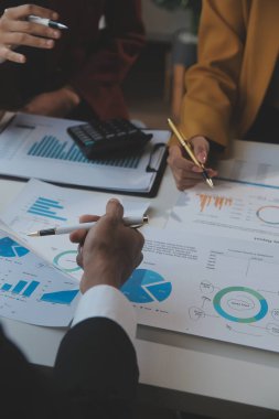 Finansal analistler, şirketlerin başarılı takım çalışmalarının sonuçlarını gösteren bir toplantıda bir dijital tablet planlama yatırım projesinin ticari mali raporlarını analiz ediyorlar..