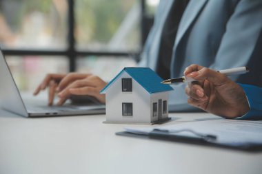 Emlakçı ve müşteri ev, sigorta ya da emlak satın almak için sözleşme imzalarlar. Ev kiralarlar, sigorta yaptırırlar, emlak veya emlak kredisi alırlar..