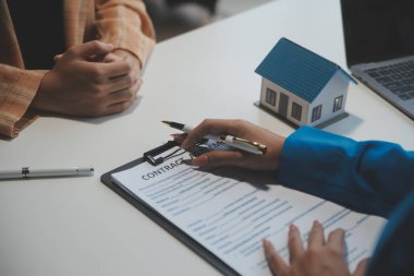 Emlakçı ve müşteri ev, sigorta ya da emlak satın almak için sözleşme imzalarlar. Ev kiralarlar, sigorta yaptırırlar, emlak veya emlak kredisi alırlar..