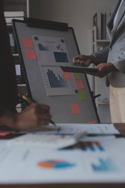 Modern dizüstü bilgisayarla gelir tabloları ve grafiklerini analiz eden iş ekibini kapatın. İş analizi ve strateji kavramı.