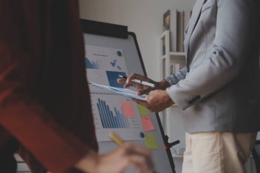 Modern dizüstü bilgisayarla gelir tabloları ve grafiklerini analiz eden iş ekibini kapatın. İş analizi ve strateji kavramı.