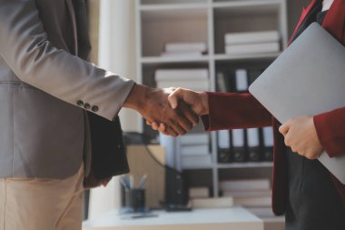 Modern dizüstü bilgisayarla gelir tabloları ve grafiklerini analiz eden iş ekibini kapatın. İş analizi ve strateji kavramı.